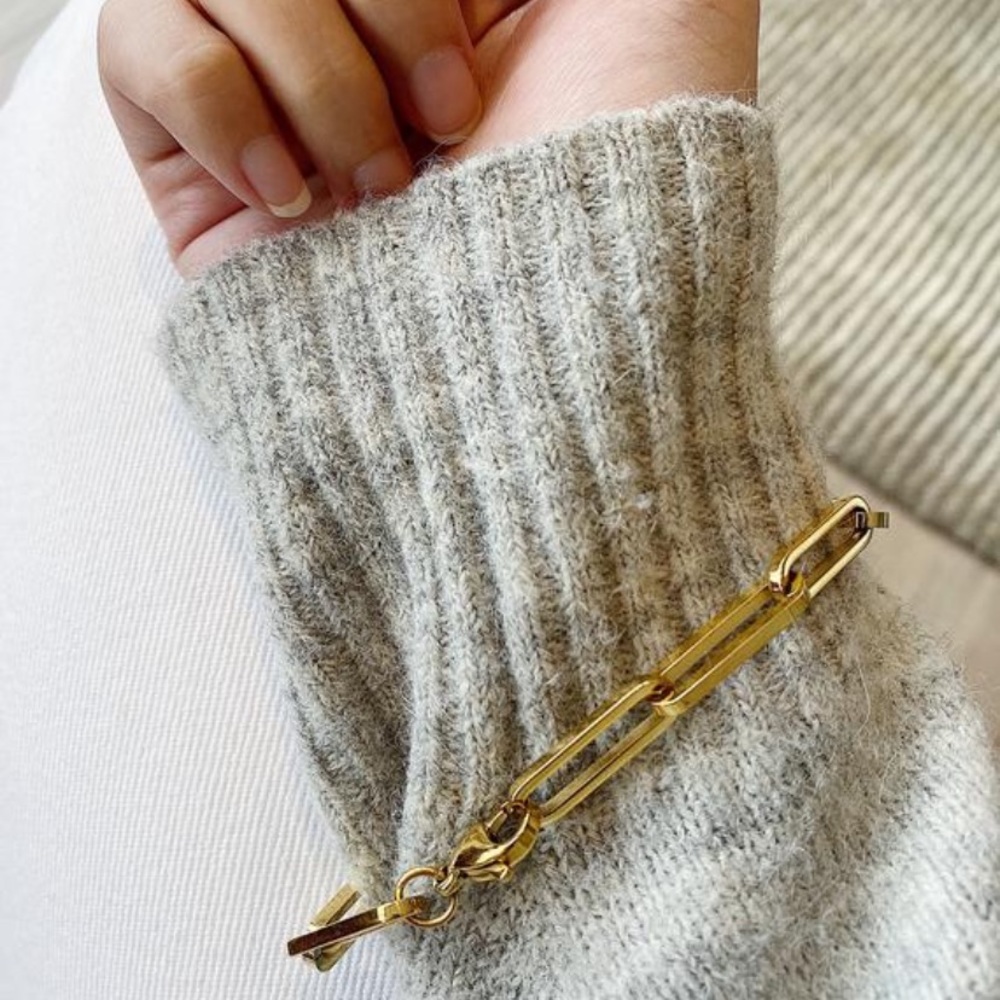 Gold Rectangular Link Chain Bracelet - Picture 5 of 7